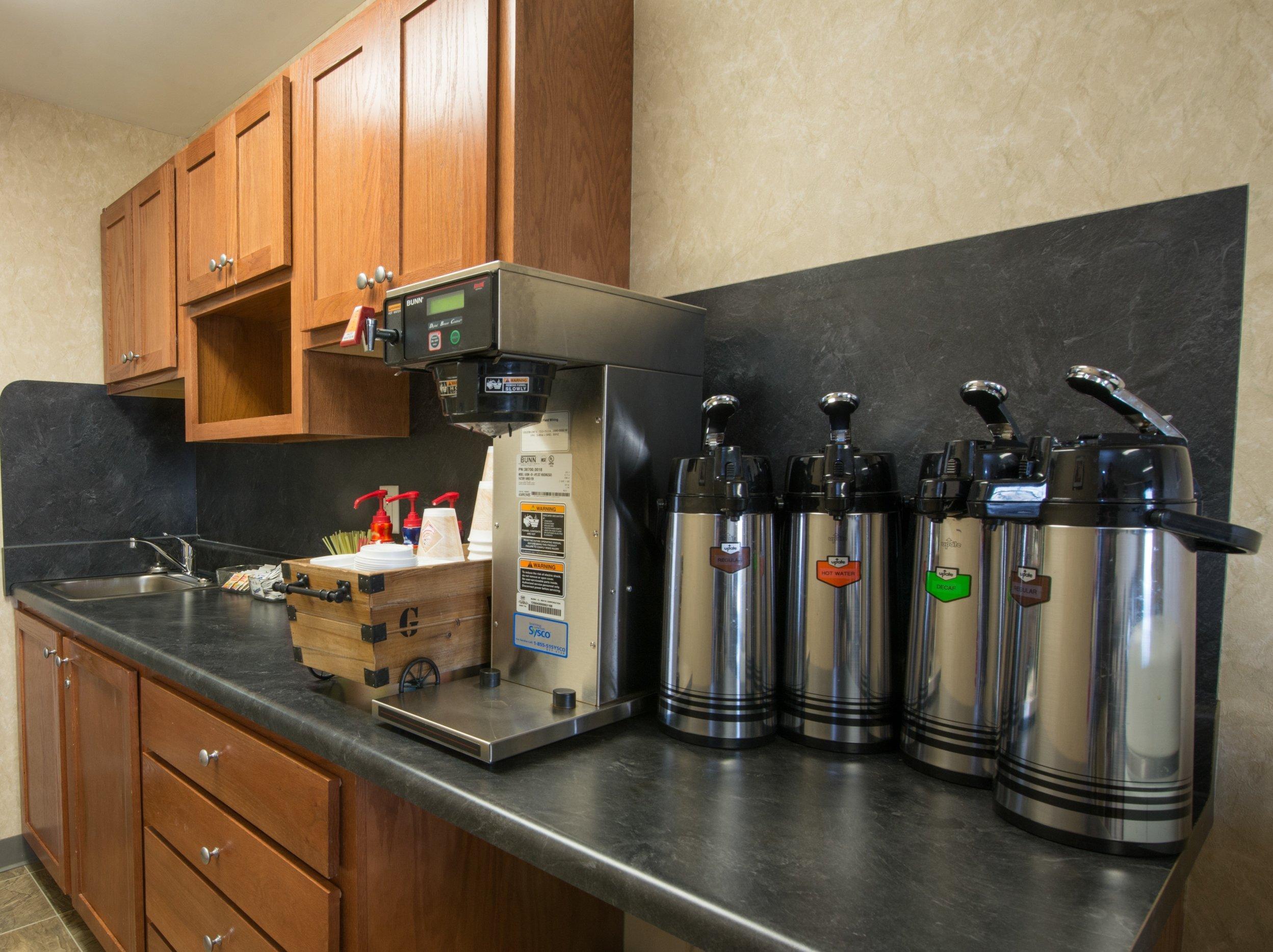 Red Roof Inn & Suites Dickinson Bagian luar foto