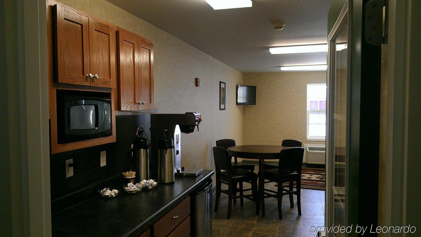 Red Roof Inn & Suites Dickinson Bagian luar foto