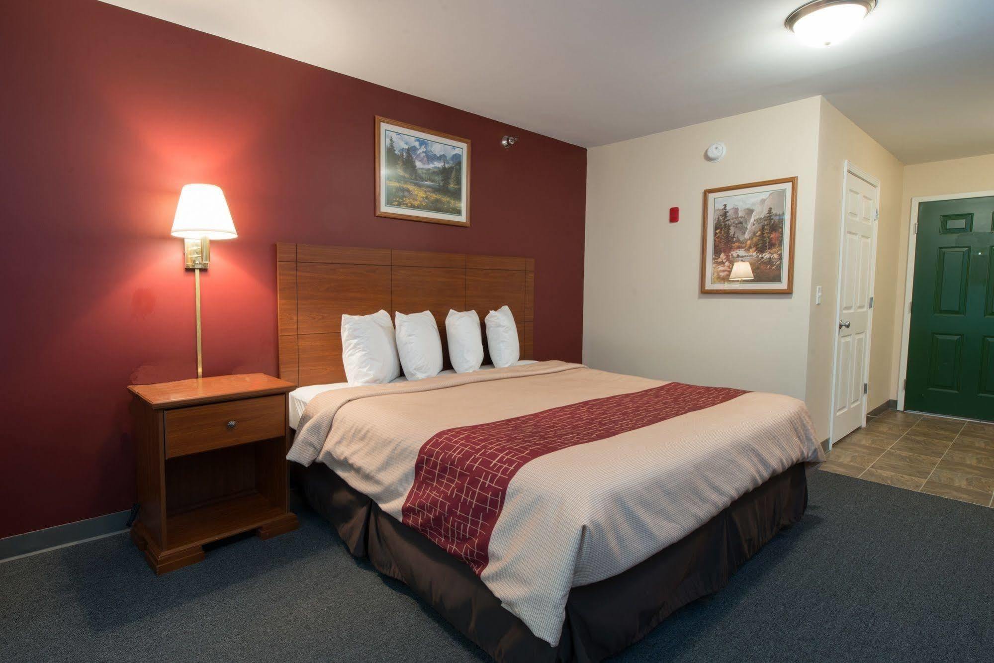 Red Roof Inn & Suites Dickinson Bagian luar foto